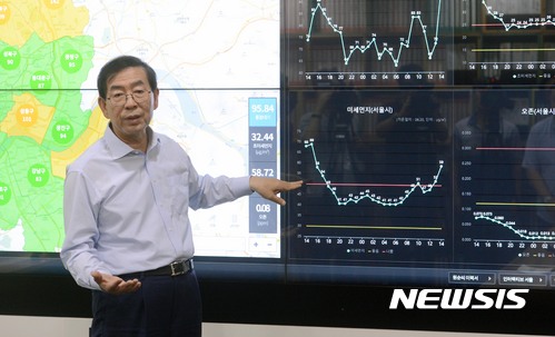【서울=뉴시스】김선웅 기자 = 박원순 서울시장이 20일 오후 서울시청 시장실 내에 설치된 '디지털 시민시장실'에서 시연회를 하고 있다. 디지털 시민시장실에 설치된 스크린에는 화재, 재난, 사고 등의 상황이 실시간으로 나타나며 현장에 가지 않고도 통제, 지시함으로써 대응 기동성을 높일 수 있다. 2017.06.20. mangusta@newsis.com