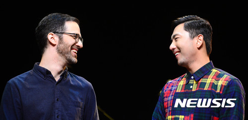 【서울=뉴시스】추상철 기자 = 창작 뮤지컬 '어쩌면 해피엔딩'의 박천휴(오른쪽) 작가와 윌 애런슨 작곡가가 20일 오후 서울 용산구 행복나눔재단 프로젝트박스 시야에서 뉴시스와 인터뷰에 앞서 포즈를 취하고 있다. 2017.06.20.scchoo@newsis.com