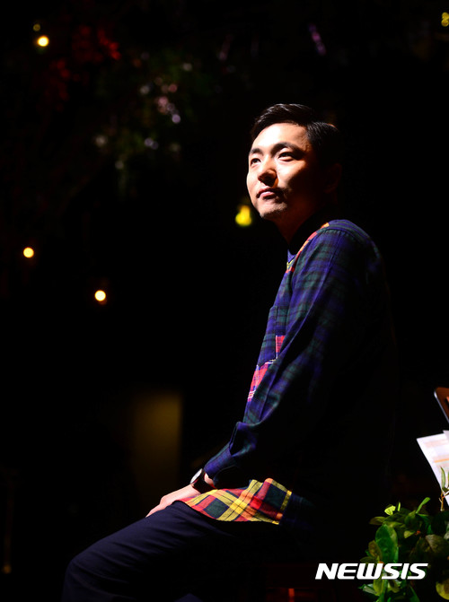 【서울=뉴시스】추상철 기자 = 창작 뮤지컬 '어쩌면 해피엔딩'의 박천휴 작가가 20일 오후 서울 용산구 행복나눔재단 프로젝트박스 시야에서 뉴시스와 인터뷰에 앞서 포즈를 취하고 있다. 2017.06.20.scchoo@newsis.com