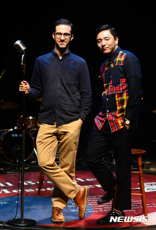 【서울=뉴시스】추상철 기자 = 창작 뮤지컬 '어쩌면 해피엔딩'의 박천휴(오른쪽) 작가와 윌 애런슨 작곡가가 20일 오후 서울 용산구 행복나눔재단 프로젝트박스 시야에서 뉴시스와 인터뷰에 앞서 포즈를 취하고 있다. 2017.06.20.scchoo@newsis.com