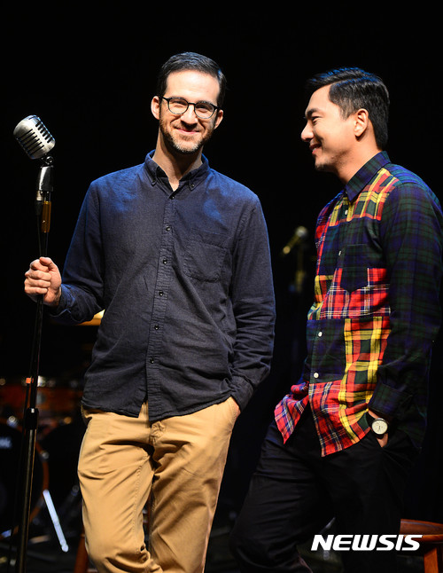 【서울=뉴시스】추상철 기자 = 창작 뮤지컬 '어쩌면 해피엔딩'의 박천휴(오른쪽) 작가와 윌 애런슨 작곡가가 20일 오후 서울 용산구 행복나눔재단 프로젝트박스 시야에서 뉴시스와 인터뷰에 앞서 포즈를 취하고 있다. 2017.06.20.scchoo@newsis.com