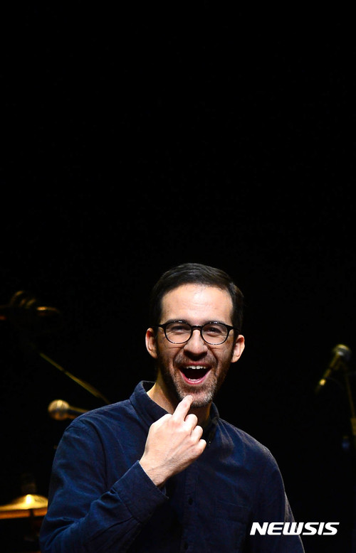 【서울=뉴시스】추상철 기자 = 창작 뮤지컬 '어쩌면 해피엔딩'의 윌 애런슨 작곡가가 20일 오후 서울 용산구 행복나눔재단 프로젝트박스 시야에서 뉴시스와 인터뷰에 앞서 포즈를 취하고 있다. 2017.06.20.scchoo@newsis.com