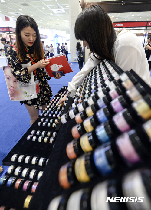 【서울=뉴시스】최진석 기자 = 20일 오후 서울 강남구 코엑스에서 열린 '인-코스메틱스 코리아 2017 박람회'를 찾은 관람객들이 화장품 원료를 살펴보고 있다. 국내외 200여 화장품 원료 공급 업체가 참여한 이번 박람회에서는 최신 기술을 적용한 원료 전시 및 설명회, 화장품 시장 전망과 관련한 세미나를 진행, 오는 22일까지 코엑스 C홀에서 계속된다. 2017.06.20.&nbsp;&nbsp; myjs@newsis.com