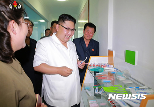 【서울=뉴시스】김정은 조선노동당 위원장 겸 북한 국무위원장이 새로 건설된 치과 위생용품공장을 현지지도했다고 조선중앙TV가 20일 보도했다. 새로 지은 치과위생용품공장은 총면적 1만2,720㎡ 규모로 연간 수천만 개의 치약, 함수약(가글액), 치간실과 혀솔 등 각종 치과위생도구를 생산할 수 있는 것으로 알려졌다. 이번 시찰에는 황병서 총정치국장, 박봉주 내각총리, 최태복·오수용 당 중앙위원회 부위원장, 안정수 당 경공업부장, 서홍찬 인민무력성 제1부상, 조용원 당 조직지도부 부부장, 마원춘 국무위원회 설계국장이 동행했다. 2017.06.20. (사진=조선중앙TV 캡쳐) photo@newsis.com