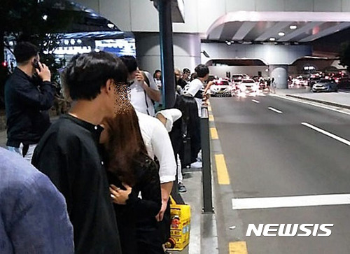 【제주=뉴시스】장재혁 기자 = 제주도가 공항 택시에 지원하는 2200원 짜리 쿠폰을 받기위해 공항에 진입하고서도 승차를 미루는 택시들 때문에 지난 18일 밤 9시30분께 제주공항 택시 승차장 인근 도로가 혼란을 빚고 택시를 기다리는 관광객과 도민들은 50m 넘는 긴 줄을 서고 불편을 겪고 있다.2017.06.21. jjhyej@newsis.com