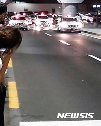 밤 10시가 돼서야 승차장으로 이동하는 제주공항 택시들