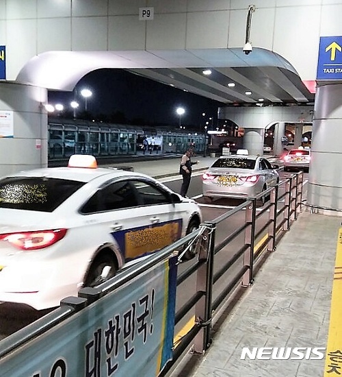 밤 10시가 되자 제주공항에 진입한 택시에게 쿠폰을 제공하는 모습.