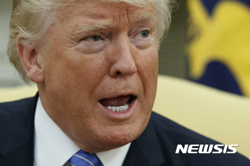 【워싱턴=AP/뉴시스】도널드 트럼프 미국 대통령이 20일(현지시간) 백악관에서 페트로 포로셴코 우크라이나 대통령과 정상회담을 진행하고 있다. 2017.6.21.