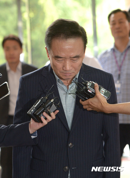 【서울=뉴시스】 권현구 기자 = 20대 여직원을 강제로 추행한 혐의를 받는 최호식 '호식이 두 마리 치킨' 전 회장이 피의자 신분으로 21일 오전 서울 강남구 강남경찰서로 출석하고 있다. 2017.06.21. stoweon@newsis.com