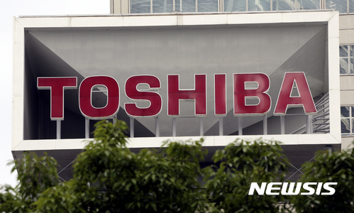【도쿄=AP/뉴시스】지난 2017년 5월26일 일본 도쿄의 도시바(東芝) 본사 건물에 붙어 있는 회사 로고 모습. 2017.6.21