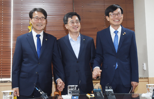 【서울=뉴시스】 격주 간격으로 조찬 정례회동을 갖기로 한 장하성 청와대 정책실장(왼쪽)과 김동연 경제부총리 겸 기획재정부 장관(가운데)의 모습. (사진=뉴시스DB). 2017.06.21. 