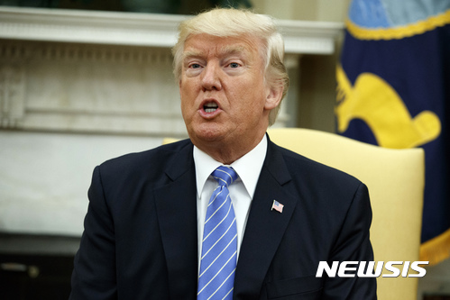 【워싱턴=AP/뉴시스】도널드 트럼프 미 대통령이 20일(현지시간) 백악관 오벌 오피스에서 발언하고 있다. 북한에 억류됐다 혼수 상태로 석방된 오토 웜비어가 미국으로 돌아온 지 며칠 만에 사망은 21일 열리는 미-중 고위급 회담에서도 주요 의제로 논의될 것으로 예상된다. 트럼프 대통령은 중국이 전제적인 김정은 북한 정권에 영향력을 행사해야 한다고 주장해 왔다. 2017.6.21