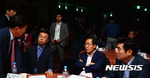 【광주=뉴시스】배동민 기자 = 당 대표와 최고위원 등 새 지도부 선출을 위한 자유한국당의 제2차 전당대회 호남권 타운홀 미팅이 21일 오후 광주 동구 지산동 무등파크호텔 4층에서 열렸다. 갑작스런 정전으로 전당대회가 중단된 상황에서 자유한국당 당대표 경선에 뛰어든 신상진·홍준표·원유철 세 후보가 이야기를 나누고 있다. 2017.06.21. guggy@newsis.com