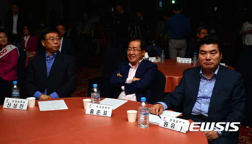 【광주=뉴시스】배동민 기자 = 당 대표와 최고위원 등 새 지도부 선출을 위한 자유한국당의 제2차 전당대회 호남권 타운홀 미팅이 21일 오후 광주 동구 지산동 무등파크호텔 4층에서 열렸다. 갑작스런 정전으로 전당대회가 중단된 상황에서 자유한국당 당대표 경선에 뛰어든 신상진·홍준표·원유철 세 후보가 당황스런 표정을 짓고 있다. 2017.06.21.&nbsp; guggy@newsis.com