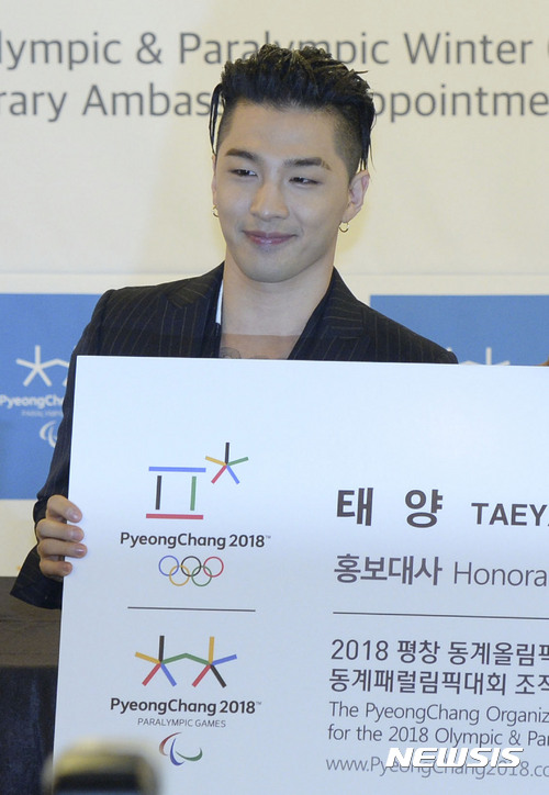 【서울=뉴시스】최동준 기자 = 빅뱅 태양이 21일 서울 중구 프레스센터에서 2018 평창 동계올림픽대회 및 패럴림픽대회 홍보대사에 위촉된 뒤 기념촬영을 하고 있다. 2017.06.21. photocdj@newsis.com