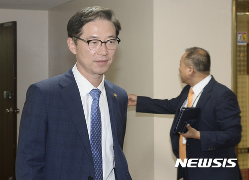 【서울=뉴시스】 천해성 통일부 차관. 사진은 지난 6월 21일 정부서울청사 통일부에서 나가미네 야스마사 주한 일본대사와 면담하러 가는 모습. 2017.06.21. photocdj@newsis.com