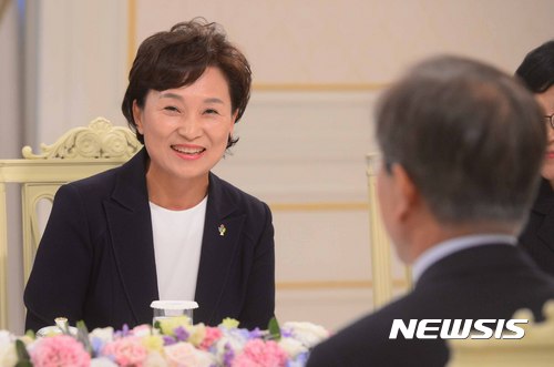 【서울=뉴시스】전신 기자 = 김현미 신임 국토교통부 장관이 21일 청와대 본관에서 문재인 대통령으로부터 임명장을 받은 후 차담회를 하고 있다. 2017.06.21.&nbsp; photo1006@newsis.com