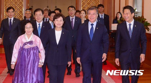 【서울=뉴시스】전신 기자 = 문재인 대통령이 21일 청와대 본관 충무실에서 김현미 신임 국토교통부 장관에게 임명장을 수여한 후 차담회를 위해 인왕실로 향하고 있다. 2017.06.21. photo1006@newsis.com