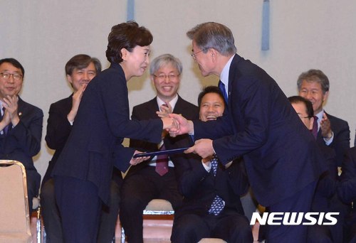 【서울=뉴시스】전신 기자 = 문재인 대통령이 21일 청와대 본관 충무실에서 김현미 신임 국토교통부 장관에게 임명장을 수여하고 있다. 2017.06.21. photo1006@newsis.com