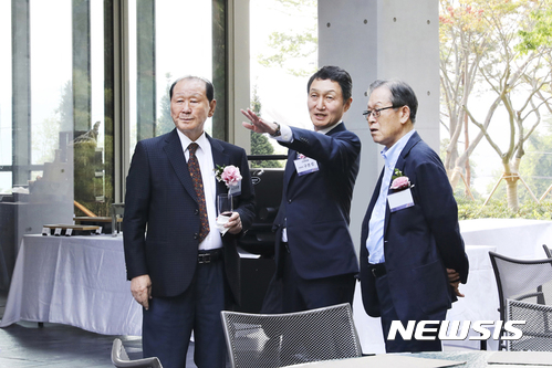 [서울=뉴시스] 구본성(가운데) 아워홈 부회장이 구자학(왼쪽) 회장, 손기락(오른쪽) 감사와 함께 아워홈 시설을 둘러보고 있다. (사진=뉴시스 DB). photo@newsis.com 