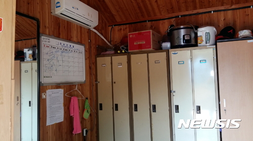 【서울=뉴시스】박대로 기자 = 22일 오후 서울시 중부푸른도시사업소 내 공원녹지관리원용 사무소 내부 공간. 에어컨이 설치돼있다. photo@newsis.com