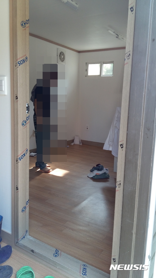 【서울=뉴시스】박대로 기자 = 22일 오후 서울시 중부푸른도시사업소에 위치한 뉴딜일자리 참가자 등이 머무는 사무소 내부모습. 에어컨과 선풍기가 설치돼있지 않다. photo@newsis.com