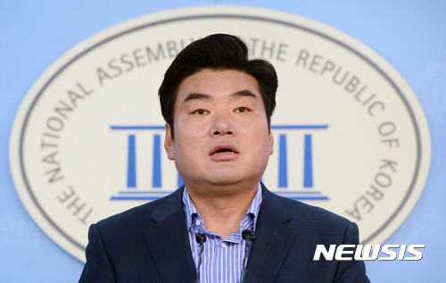 【서울=뉴시스】홍효식 기자 = 자유한국당 당대표 후보로 나선 원유철 의원이 22일 오전 서울 여의도 국회 정론관에서 홍준표 후보를 비판하는 긴급 기자회견을 하고 있다.&nbsp; 원 후보는 "토론회를 회피하는 홍준표 후보는 대선 때 쌓은 인지도로 당대표에 무임승차하려는 정치적 야욕"이라며, "홍준표 후보에게 입장변화가 없다면 홍 후보가 사퇴하던지 내가 사퇴하던지 사생결단을 내릴 것"이라고 밝혔다. 2017.06.22.&nbsp; yesphoto@newsis.com