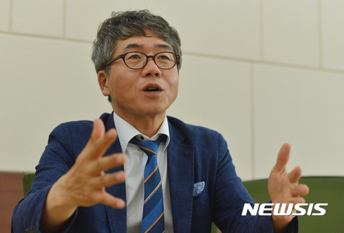 【서울=뉴시스】고승민 기자 = 조재학 은평주민자치위원회 위원장이 지난 20일 오후 서울 은평구청에서 뉴시스와 인터뷰를 하고 있다. 2017.06.22. kkssmm99@newsis.com