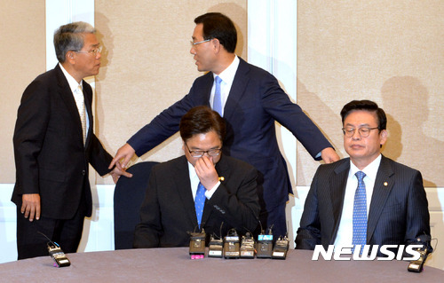 【서울=뉴시스】배훈식 기자 = 22일 오전 서울 여의도 국회 귀빈식당에서 열린 여야 4당 원내대표 회동에 참석한 김동철(왼쪽부터) 국민의당 원내대표, 주호영 바른정당 대표 권한대행 겸 원내대표, 우원식 더불어민주당 원내대표, 정우택 자유한국당 대표 권한대행 겸 원내대표가 각기 다른 표정을 하고 있다. 2017.06.22. dahora83@newsis.com