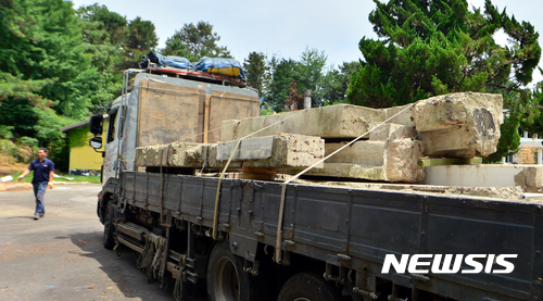 【광주=뉴시스】류형근 기자 = 5·18의 역사를 간직하고 있는 옛 전남도청 건물 잔해물이 대형트럭에 실려 21일 오후 광주 서구 쌍촌동 5·18사적지 26호 옛 505보안부대로 옮겨지고 있다. 잔해물은 적벽돌과 기둥 등 5t 분량이며 광주시는 옛 전남도청 건물을 복원하는데 활용할 계획이다. 2017.06.22.&nbsp; hgryu77@newsis.com