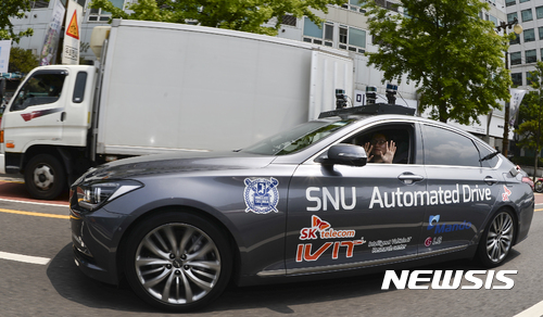 【서울=뉴시스】최진석 기자 = 22일 오후 서울 영등포구 여의도 도로에서 서울대학교 지능형자동차IT연구센터 연구원이 자율주행차 스누버(SNUver)를 타고 자율주행을 하고 있다. 2017.06.22.&nbsp;&nbsp; myjs@newsis.com