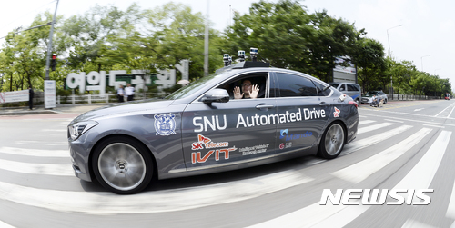 【서울=뉴시스】최진석 기자 = 22일 오후 서울 영등포구 여의도 도로에서 서울대학교 지능형자동차IT연구센터 연구원이 자율주행차 스누버(SNUver)를 타고 자율주행을 하고 있다. 2017.06.22. myjs@newsis.com