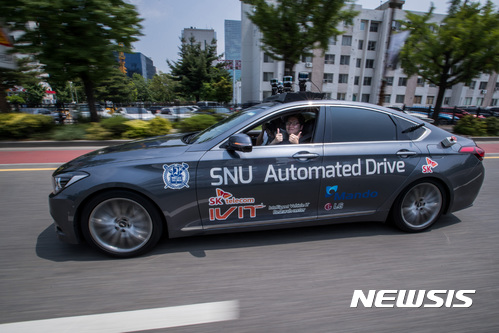 【서울=뉴시스】최진석 기자 = 22일 오후 서울 영등포구 여의도 도로에서 서울대학교 지능형자동차IT연구센터 연구원이 자율주행차 스누버(SNUver)를 타고 자율주행을 하고 있다. 2017.06.22.&nbsp;&nbsp; photo@newsis.com