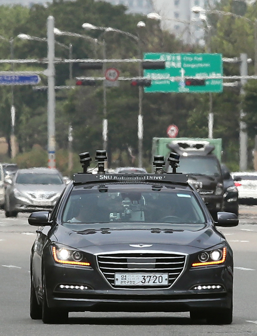 【서울=뉴시스】최진석 기자 = 22일 오후 서울 영등포구 여의도 도로에서 서울대학교 지능형자동차IT연구센터 연구원이 자율주행차 스누버(SNUver)를 타고 자율주행을 하고 있다. 2017.06.22.&nbsp;&nbsp;&nbsp; photo@newsis.com