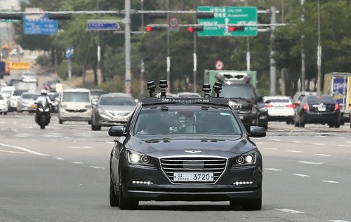 【서울=뉴시스】최진석 기자 = 22일 오후 서울 영등포구 여의도 도로에서 서울대학교 지능형자동차IT연구센터 연구원이 자율주행차 스누버(SNUver)를 타고 자율주행을 하고 있다. 2017.06.22.&nbsp;&nbsp;&nbsp; photo@newsis.com