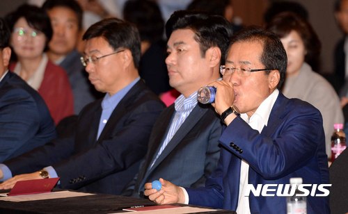 【서울=뉴시스】고범준 기자 = 자유한국당 홍준표 당대표 후보가 22일 오후 서울 서초구 양재동 더케이호텔에서 열린 자유한국당 서울시당 광역-기초의원 워크샵에서 물을 마시고 있다. 2017.06.22. bjko@newsis.com