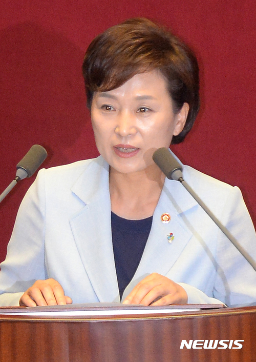 【서울=뉴시스】배훈식 기자 = 22일 오후 서울 여의도 국회 본회의장에서 열린 제351회 국회 임시회 제4차 본회의에 참석한 김현미 국토교통부 장관이 인사말을 하고 있다. 2017.06.22.&nbsp; dahora83@newsis.com