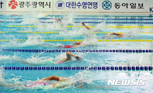 【광주=뉴시스】류형근 기자 = 22일 오후 광주 광산구 남부대학교 국제수영장에서 열린 제89회 동아수영대회 겸 제18회 2019광주세계수영선수권대회 테스트 이벤트가 열린 가운데 수영 남자 중등부 자유형 선수들이 역영을 펼치고 있다. 2017.06.22. hgryu77@newsis.com