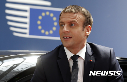 【브뤼셀=AP/뉴시스】에마뉘엘 마크롱 프랑스 대통령이 22일(현지시간) 벨기에 브뤼셀의 유럽연합(EU) 정상회의장에 도착했다. 2017.6.23.