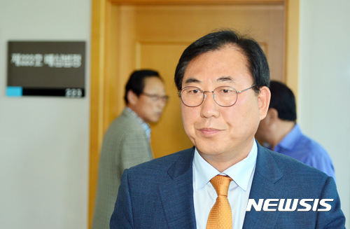 【청주=뉴시스】인진연 기자 = 공직선거법 위반 혐의로 기소된 나용찬 충북 괴산군수가 23일 첫 공판을 마친 뒤 굳은 표정으로 청주지법 223호 법정을 나서고 있다. 2017.06.23 inphoto@newsis.com