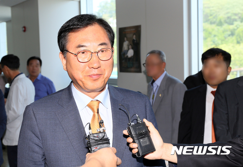  [종합]선거권 없는 전 괴산군수 사전투표…선거관리 '주먹구구'