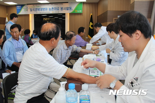 【대구=뉴시스】정창오 기자 = 칠곡경북대학교병원은 23일 농협대구본부와 함께 대구 달성군 논공읍에서 농촌의료지원 활동을 펼치고 있다. 2017.06.23.(사진=대구농협 제공) <a href="mailto:photo@newsis.com">photo@newsis.com</a>