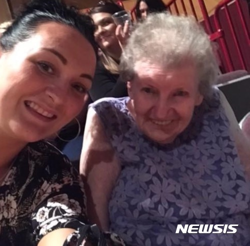 "男스트립쇼 한번 봤으면" 英98세 할머니 소원이뤄