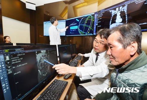 【서울=뉴시스】'왓슨 포 온콜로지' 활용 모습(사진 제공=가천대 길병원)