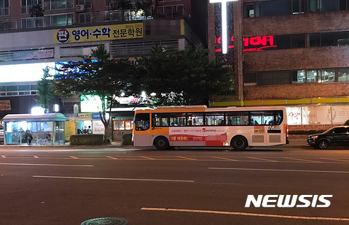 【울산=뉴시스】안정섭 기자 =전국자동차노련 울산지역조합은 지역 7개 시내버스 노조가 올해 임단협과 관련해 쟁의행위(파업) 찬반투표를 가결했다고 23일 밝혔다. 이날 울산 남구 수암로의 한 시내버스 정류장에 버스가 정차해 있다. 2017.06.23. <a href="mailto:yohan@newsis.com">yohan@newsis.com</a>