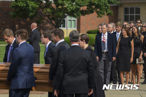 【와이오밍(오하이오)=AP/뉴시스】 2017년 6월22일 북한에 억류됐다 풀려난 지 엿새만에 숨진 대학생 오토 웜비어의 장례식이 오하이오주 신시내티 와이오밍 고등학교에서 치러지고 있다. 2021.08.20.