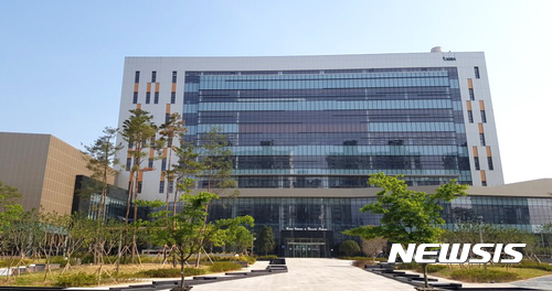 【나주=뉴시스】이창우 기자 = 23일 전남 나주시에 따르면 한국인터넷진흥원(KISA)이 본원 청사를 광주전남공동(나주 빛가람)혁신도시로 이날부터 이전을 시작해 내달 3일부터 신청사에서 업무를 개시한다. 사진은 나주시 빛가람동 진흥로에 완공된 한국인터넷진흥원 신청사. 2017.06.23 lcw@newsis.com