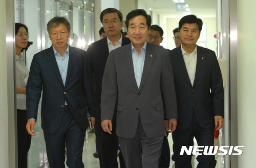 【세종=뉴시스】강종민 기자 = 이낙연 국무총리가 23일 오전 세종시 전의면에 위치한 수출,일자리 우수 중소기업을 방문, 생산시설로 향하고 있다. 2017.06.23. ppkjm@newsis.com