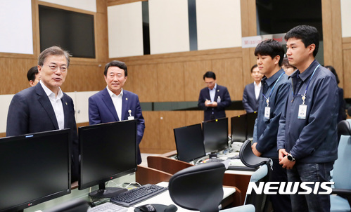 [서울=뉴시스]문재인 대통령이 지난 2017년6월23일 오전 충남 태안에 위치한 국방과학연구소(ADD) 안흥시험장을 방문해 탄도미사일비행시험을 참관 했다. 탄도미사일 발사 성공후 비행시험통제소(mcc)를 방문해 직원들에게 격려 인사를 보내고 있다. 2017.06.23.(사진=청와대 제공) photo@newsis.com