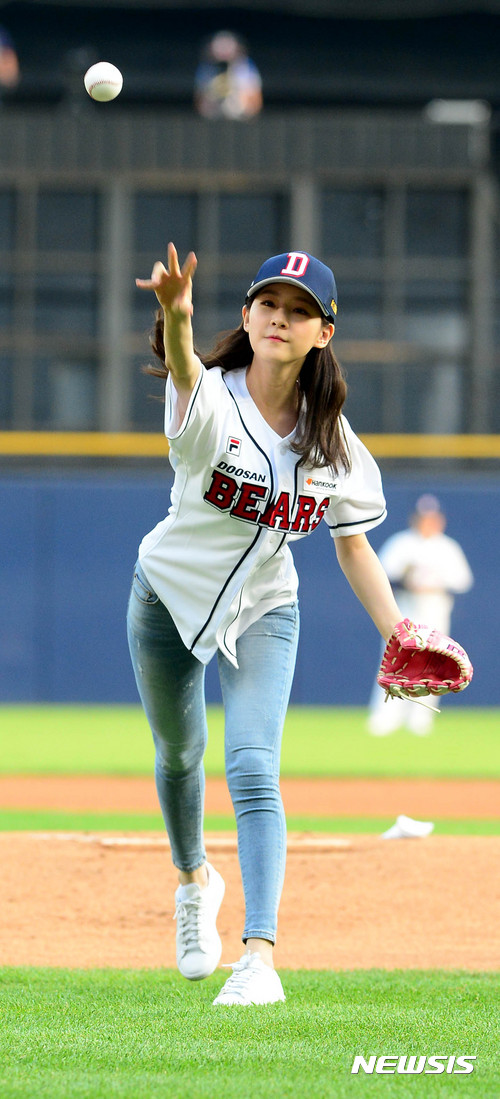 【서울=뉴시스】박주성 기자 = 23일 오후 서울 잠실야구장에서 열린 2017 KBO 리그 롯데 자이언츠 대 두산 베어스 경기 전 배우 김새론이 시구를 하고 있다. 2017.06.23. park7691@newsis.com